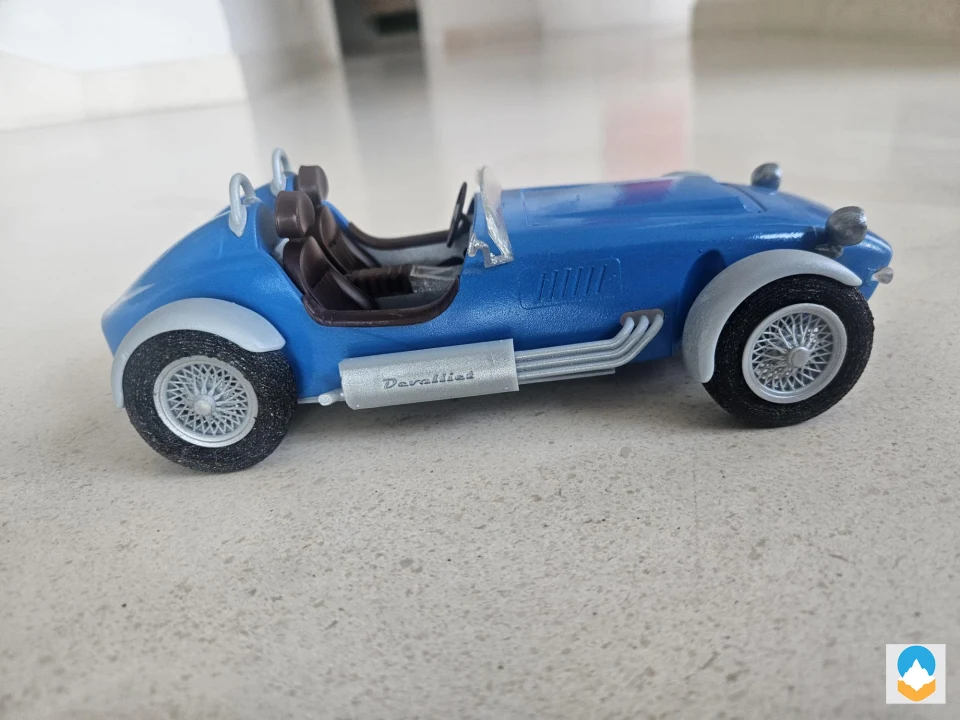 Une voiture de sport rare à l'échelle 1:18
